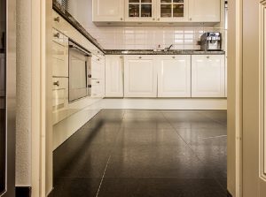 Foto van een keuken met een glanzende granieten vloer.